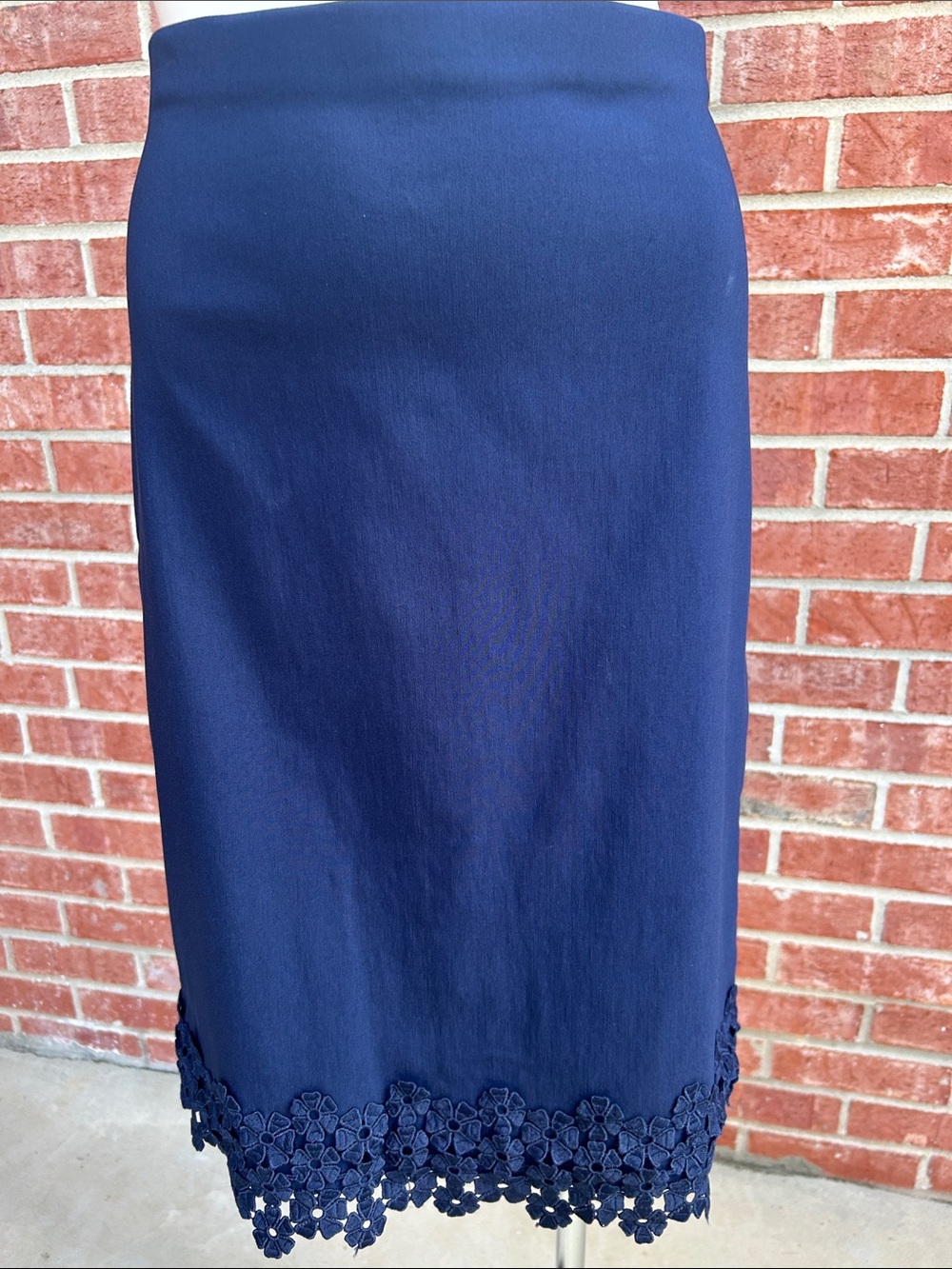LINDA MATTHEWS Navy Blue”ROSETTE CLUSTERS”Lace-Look Hemline Stretch Pencil Skirt
